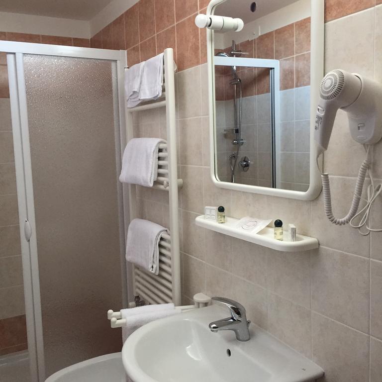 Cristal Hotel Manocalzati Bagian luar foto