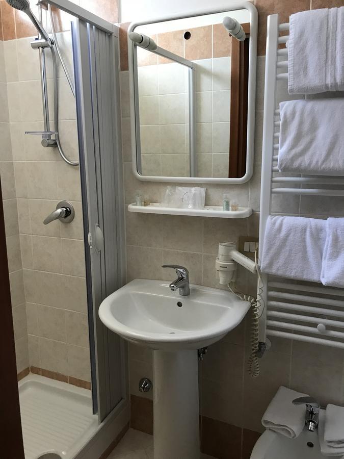 Cristal Hotel Manocalzati Bagian luar foto